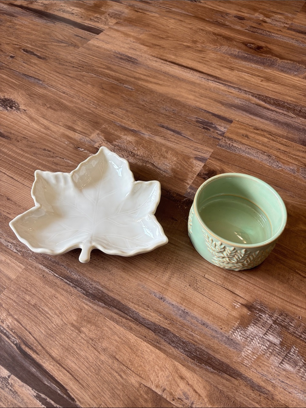 Lot of two leaf bowls